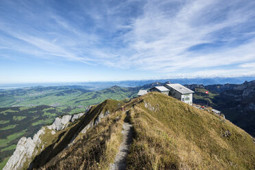 Schweiz, Kanton Appenzell Innerrhoden, Appenzeller Alpen, Berggasthof auf Schaefler, Hoher Kasten im Hintergrund - ELF001399