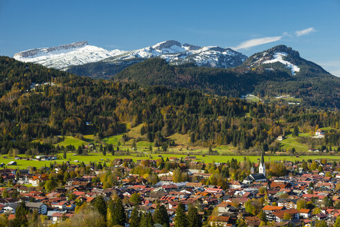 Deutschland, Bayern, Allgäu, Blick auf Oberstdorf, im Hintergrund Hoher Ifen, Gottesackerplateau, Toreck, Kleinwalsertal, Vorarlberg, Allgäuer Alpen in Österreich - WGF000515