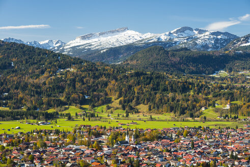 Deutschland, Bayern, Allgäu, Blick auf Oberstdorf, im Hintergrund Hoher Ifen, Gottesackerplateau, Toreck, Kleinwalsertal, Vorarlberg, Allgäuer Alpen in Österreich - WGF000516