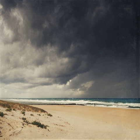 Frankreich, Contis-Plage, Mann am Strand, Gewitterwolken, lizenzfreies Stockfoto