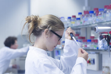 Junge Wissenschaftlerin bei der Arbeit in einem Labor - SGF000998