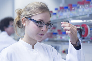 Young scientist working in a lab - SGF000999