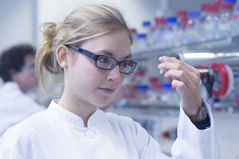 Junge Wissenschaftlerin bei der Arbeit in einem Labor - SGF000999