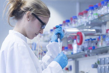 Young scientist working in a lab - SGF001027