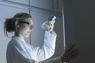 Young scientist working in a lab - SGF001035