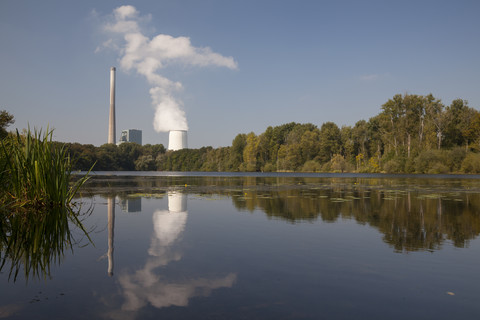 Deutschland, Nordrhein-Westfalen, Bergkamen, Kraftwerk Bergkamen, im Vordergrund der Beversee, Naturschutzgebiet, lizenzfreies Stockfoto