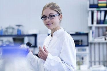 Young scientist working in a lab - SGF001028