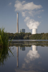 Germany, North Rhine-Westphalia, Bergkamen, Bergkamen Power Station, Lake Beversee in the foreground, nature reserve - WIF001160