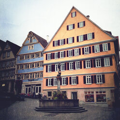 Deutschland, Baden-Württemberg, Tuebingen, Holzmarkt, Georgsbrunnen - LVF002219