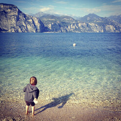 Italien, Brenzone sul Garda, Mädchen am Gardasee - LVF002222
