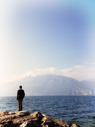 Italien, Brenzone sul Garda, Junge am Gardasee - LVF002236