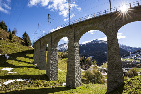 Schweiz, Graubünden, Glarner Alpen, Surselva Tal, Eisenbahnbrücke bei Sedrun - STSF000588