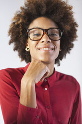 Porträt einer lächelnden jungen Architektin mit Brille in ihrem Büro - EBSF000354