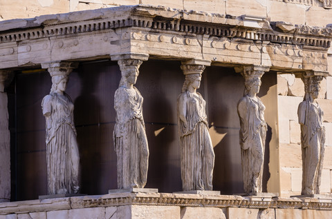 Griechenland, Athen, Akropolis, Erechtheion-Tempel mit Karyatiden, lizenzfreies Stockfoto