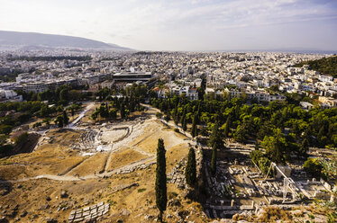 Griechenland, Athen, Stadtbild von der Akropolis mit Ausgrabungsstätte - THAF000886