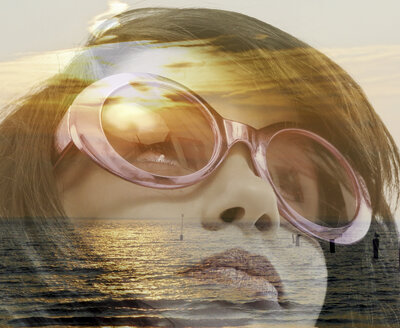 Junge Frau mit Sonnenbrille und Nordsee in der Dämmerung, Doppelbelichtung - HOHF001099