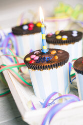 Cupcakes mit Schokoladenglasur und bunten Bonbons - SARF001032