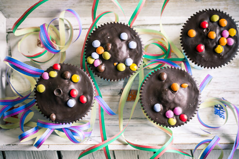 Cupcakes mit Schokoladenglasur und bunten Bonbons - SARF001033