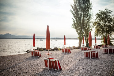 Italien, Peschiera del Garda, Gardasee, Küste am frühen Morgen - SBDF001435