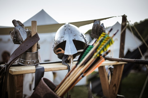 Deutschland, Baden-Württemberg, Moensheim, Waffen und Helm auf einem mittelalterlichen Jahrmarkt, lizenzfreies Stockfoto