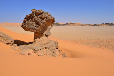 Afrika, Algerien, Sahara, Tassili-N'Ajjer-Nationalpark, erodiertes Deckgestein in der Tonpfanne oder Playa des Oued In Djerane, Oued In Djeran - ES001474