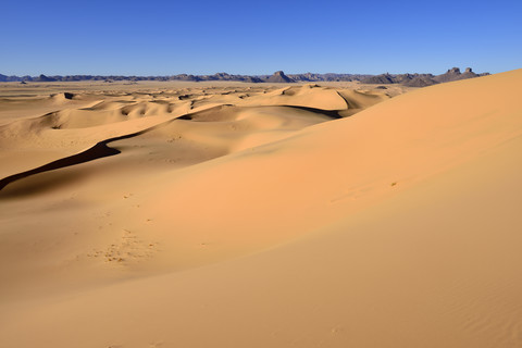Afrika, Algerien, Sahara, Tassili N'Ajjer National Park, Wüstendünen von Erg Admer, lizenzfreies Stockfoto