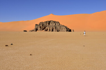 Afrika, Algerien, Sahara, Tassili N'Ajjer National Park, Sandsteinfelsen und Sanddünen bei Ouan Zaouatan - ES001476