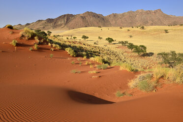 Afrika, Namibia, NamibRand Naturreservat, rote Sanddünen und Gorasis Berg - ES001477