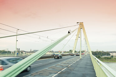 Deutschland, Köln, Verkehr auf der Severinsbrücke - MEMF000465