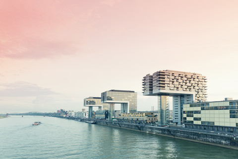 Deutschland, Köln, Kranhäuser am Rhein, lizenzfreies Stockfoto