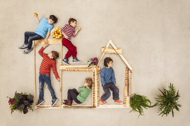 Kinder spielen im Freien und bauen Holzhütten - BAEF001057