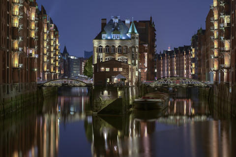 Deutschland, Hamburg, Wandrahmsfleet bei alter Speicherstadt bei Nacht, lizenzfreies Stockfoto