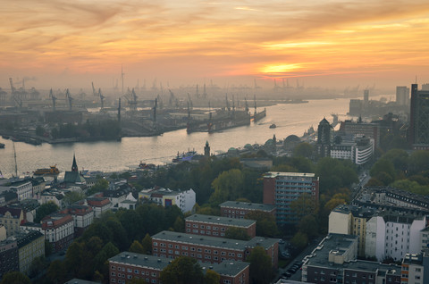 Deutschland, Hamburg, Hamburger Hafen bei Sonnenuntergang, lizenzfreies Stockfoto