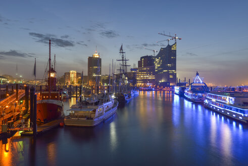 Germany, Hamburg, Niederhafen, in the background the Kehrwiederspitze at night - RJF000356