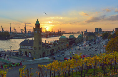 Deutschland, Hamburg, Hamburger Hafen und Landungsbrücken bei Sonnenuntergang - RJF000357