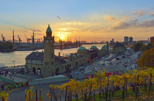 Deutschland, Hamburg, Hamburger Hafen und Landungsbrücken bei Sonnenuntergang - RJF000357