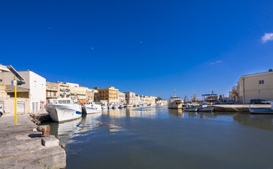 Italien, Sizilien, Provinz Trapani, bei Mazara del Vallo, Fischereihafen - AMF003208