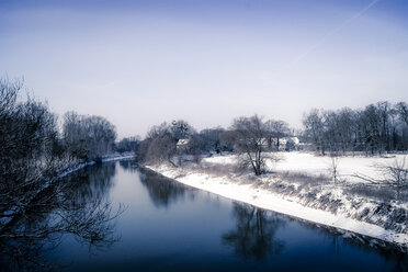 Deutschland, Hessen, Stockstadt am Rhein, Landschaft mit Fluss im Winter - PUF000298