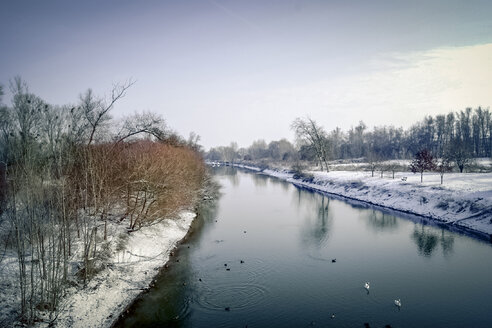 Deutschland, Hessen, Stockstadt am Rhein, Landschaft mit Fluss im Winter - PUF000299