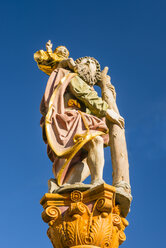 Deutschland, Ulm, Baden-Württemberg, Skulptur des Christophorus-Brunnens vor blauem Himmel - WGF000517
