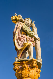 Deutschland, Ulm, Baden-Württemberg, Skulptur des Christophorus-Brunnens vor blauem Himmel - WGF000517