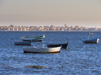 Italien, Sizilien, Provinz Trapani, Fischerboote und Marsala im Hintergrund - AMF003223