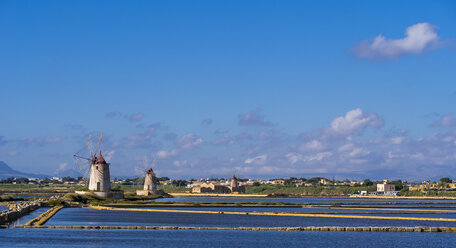 Italien, Sizilien, Provinz Trapani, Marsala, Laguna dello Stagnone, Saline Ettore Infersa, Windmühle - AMF003225