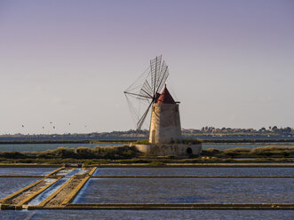 Italien, Sizilien, Provinz Trapani, Marsala, Laguna dello Stagnone, Saline Ettore Infersa, Windmühle - AM003227