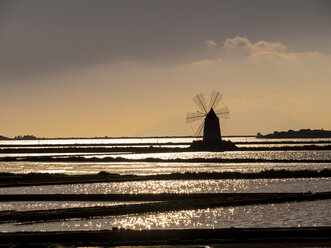 Italien, Sizilien, Provinz Trapani, Marsala, Laguna dello Stagnone, Saline Ettore Infersa, Windmühle am Abend - AMF003229