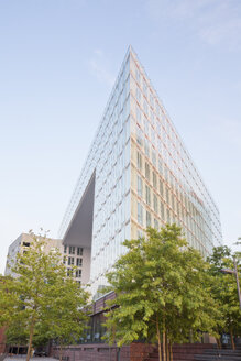 Deutschland, Hamburg, Blick auf das moderne Bürogebäude 'Ericusspitze' - MEM000443