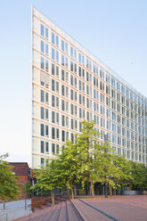 Germany, Hamburg, view to modern office building 'Ericusspitze' - MEM000444