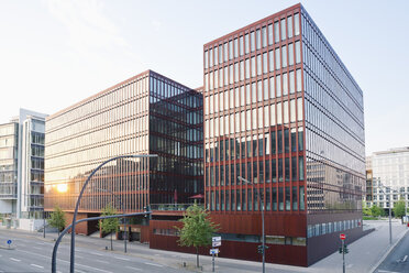 Deutschland, Hamburg, Blick auf moderne Bürogebäude - MEM000447