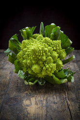 Romanesco, Brassica oleracea convar. botrytis var. botrytis, auf dunklem Holz - LVF002216