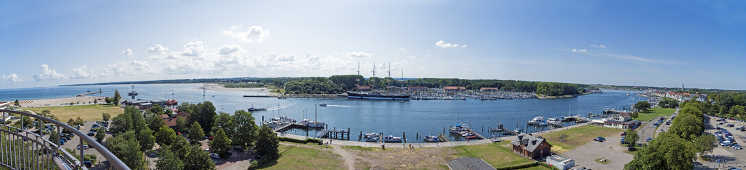 Deutschland, Schleswig-Holstein, Travemünde, Hafen mit Passat-Segelschiff, Panorama - FRF000124